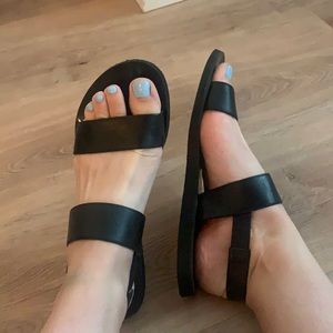 Matt & Nat size 39 ( US 8) sandals